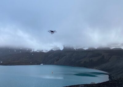 El sistema AWA en una operación de muestreo en el lago Crater Lake, Isla Decepción (imágenes tomadas en febrero 2021, por el equipo PiMetAn participante a la primera campaña antártica del proyecto / Antonio Tovar Sánchez